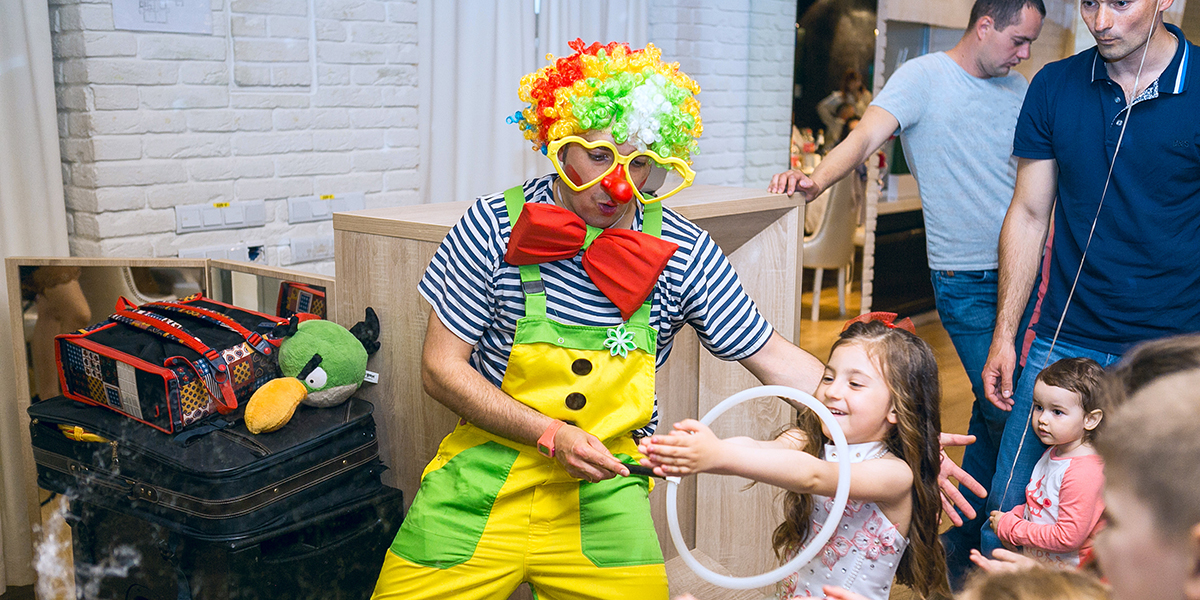 Organiser un spectacle pour enfants à domicile : idées et conseils pour un anniversaire magique !
