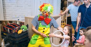 Organiser un spectacle pour enfants à domicile : idées et conseils pour un anniversaire magique !